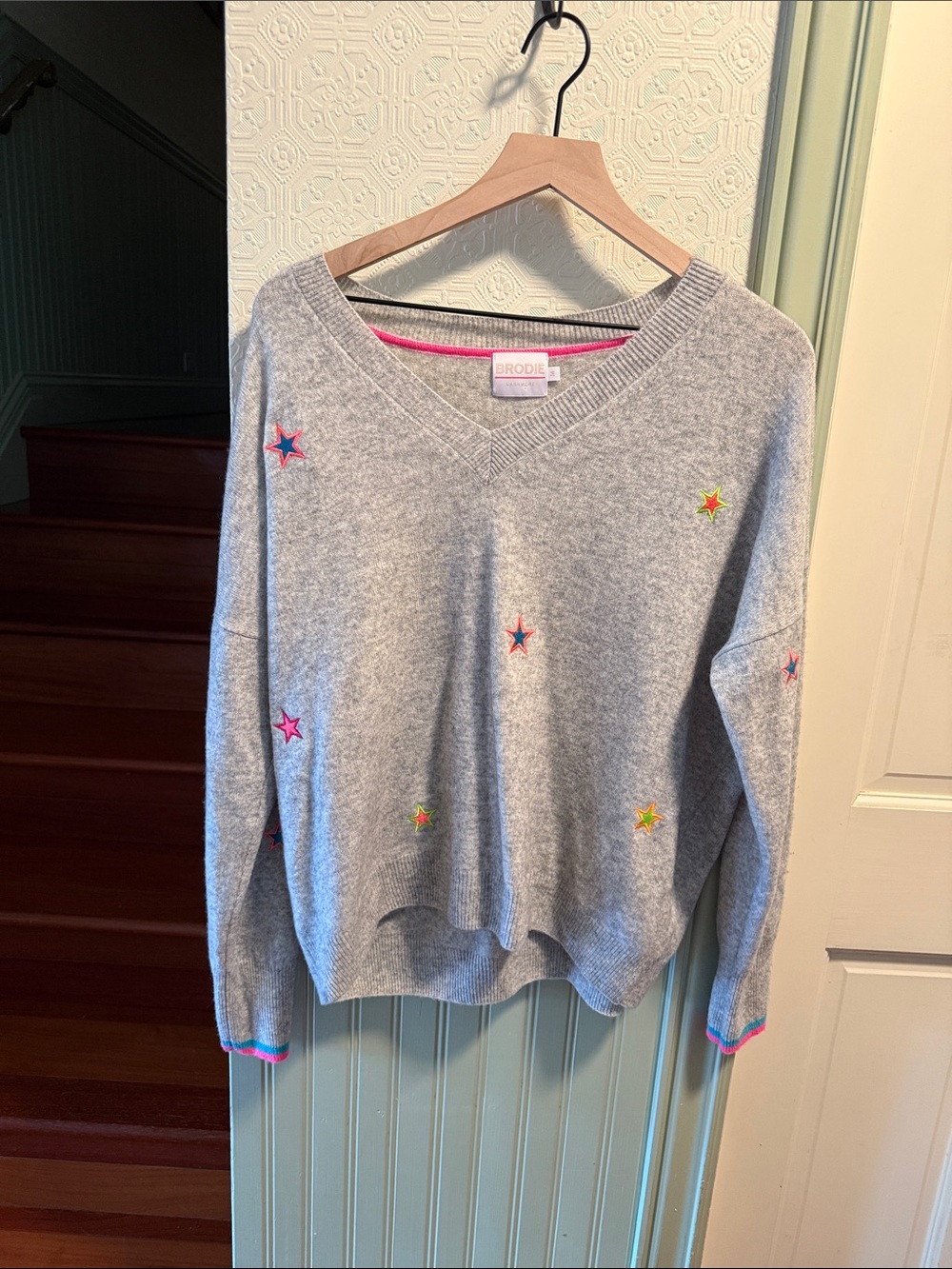 Brodie Soft Cashmere Embroidered Star V-neck sweater size medium